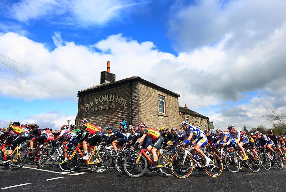 The peloton passes the Ford Inn