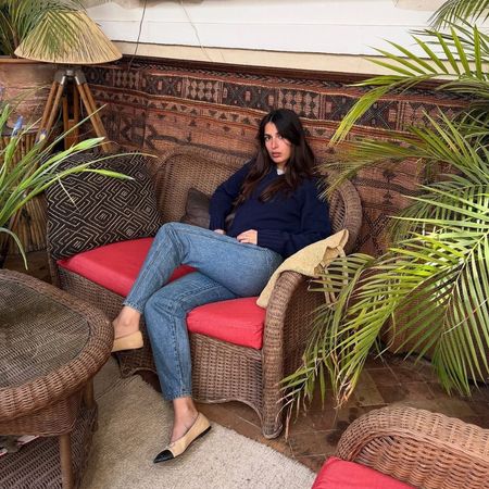 Influencer @tamaramory wears cropped jeans with ballet flats and a navy jumper.
