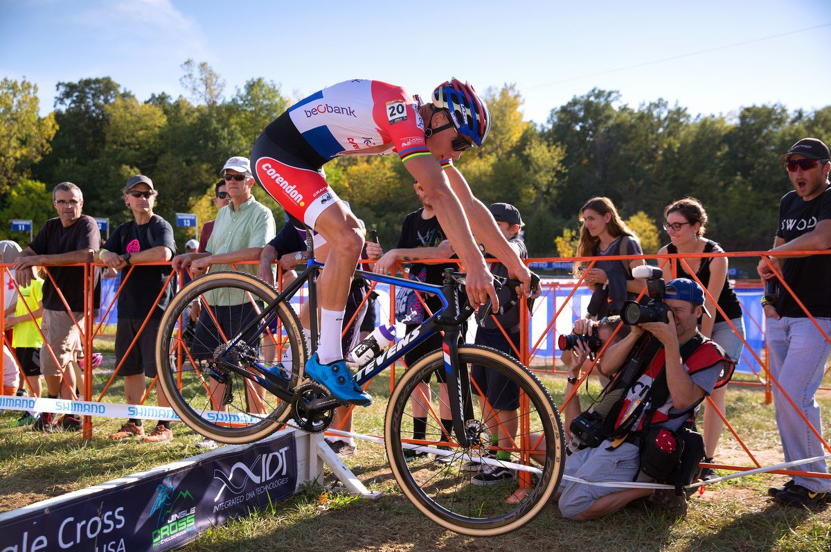 Mathieu van der Poel (Beobank-Corendon) jumps the barrier