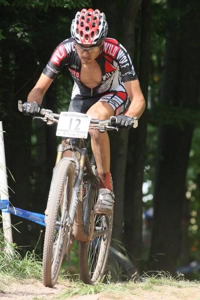 Sergio Mantecon has passed Marco Fontana and comes out of the woods next on the final lap.