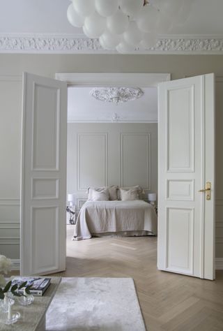 A bedroom with ceiling molding