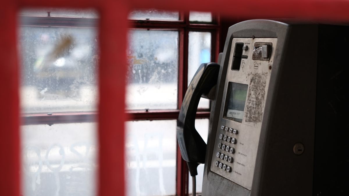 A phone booth in London's Trafalgar Square shot with the Fujifilm XF33mm f/1.4 lens