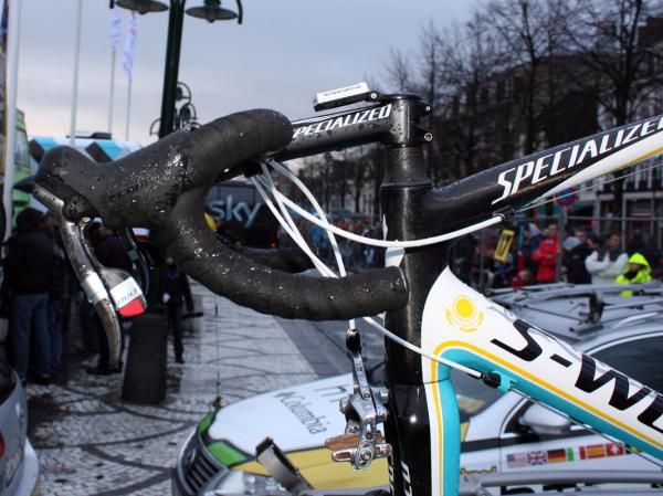 Consumers aren't the only ones who are taking hold of compact-bend bars; Astana rider Mirko Selvaggi apparently likes them, too.