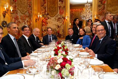 Obama and French President Hollande dine together at COP21