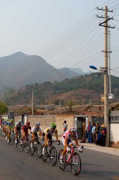 Alexandr Pliuschin (Katusha) leads Jack Bobridge (Garmin-Cervelo).