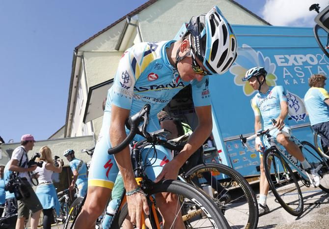 Jakob Fuglsang checks the forks on his Specialized McLaren bike