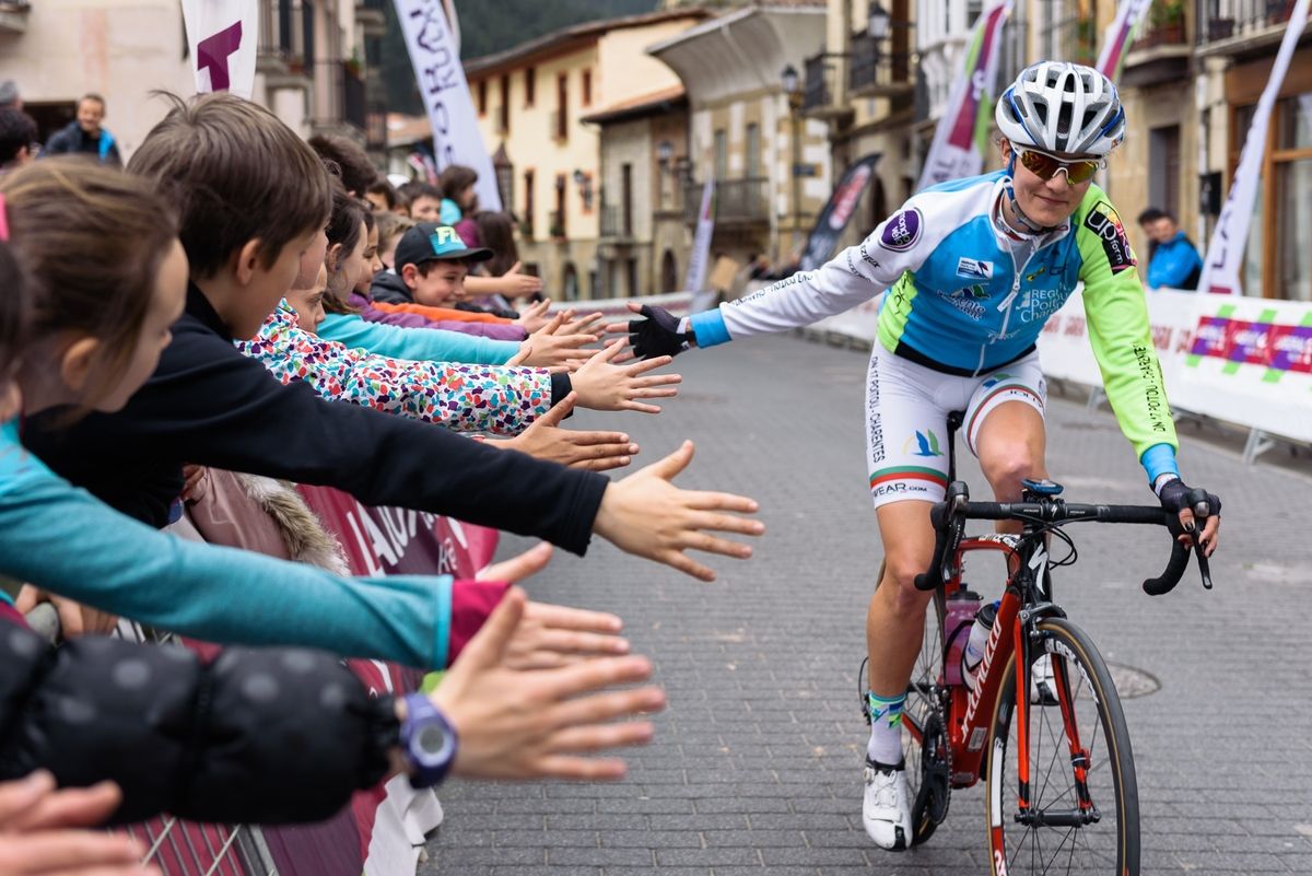 Greeting the young fans in Eskoriatza