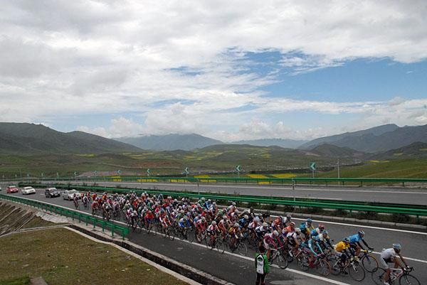 The peloton makes its way to Qinghai Lake during stage four.