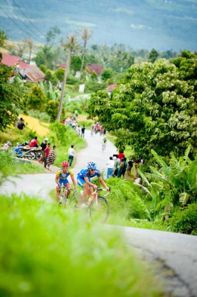 Riders climbing a steep gradient for the KOM