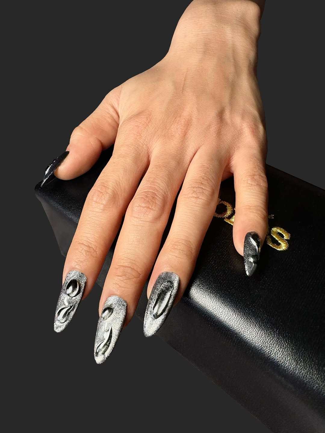 gray cat eye manicure