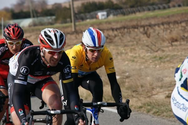 Bradley Wiggins defended his yellow jersey for another day