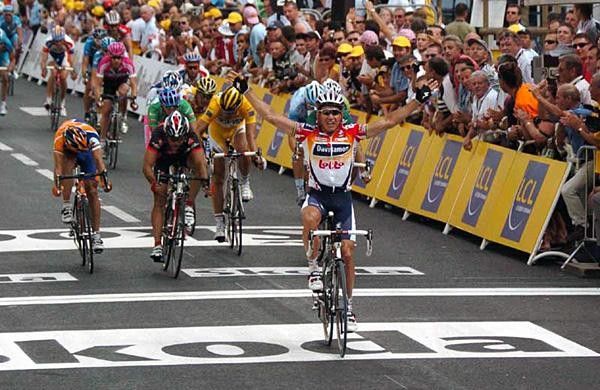 Robbie McEwen (Davitamon-Lotto) celebrates