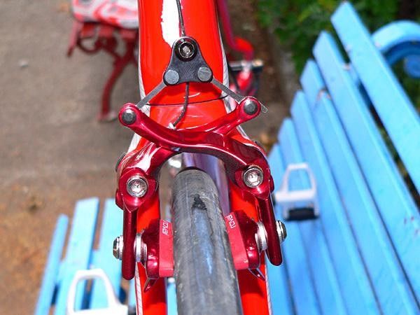 Proprietary dual-pivot center-pull brakes offer a narrower and cleaner profile than conventional calipers (covers for the pivot hardware was missing on this example).
