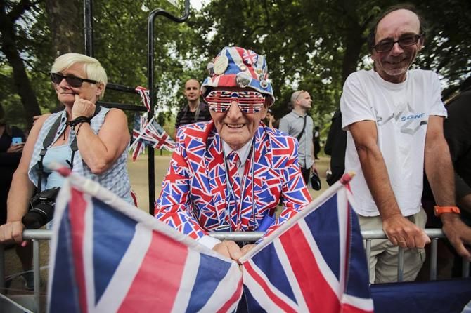 I think this guy is a British fan.