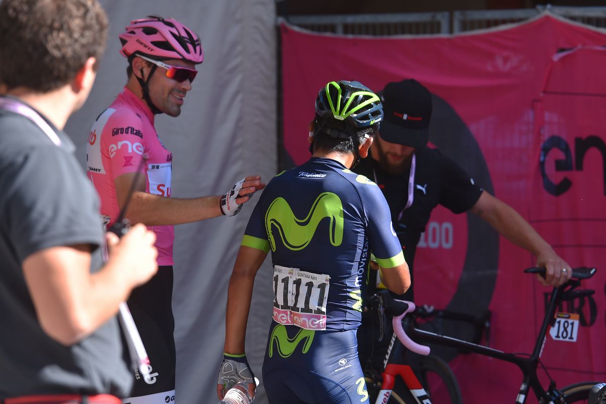 Tom Dumoulin (Team Sunweb) and Nairo Quintana (Movistar) shake hands as they head to warm down