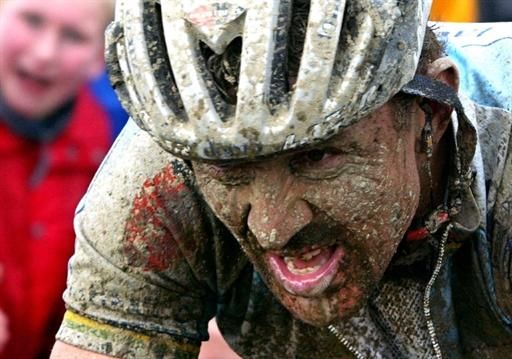 Johan Museeuw digd deep on the way to victory in 2002