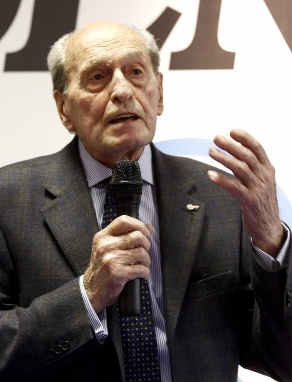 Alfredo Martini address the audience in Cambiago.