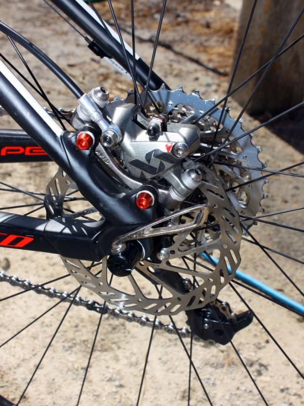 Burry Stander (Specialized Factory Team) uses a 140mm rear rotor and alloy caliper bolts to shave a few grams.