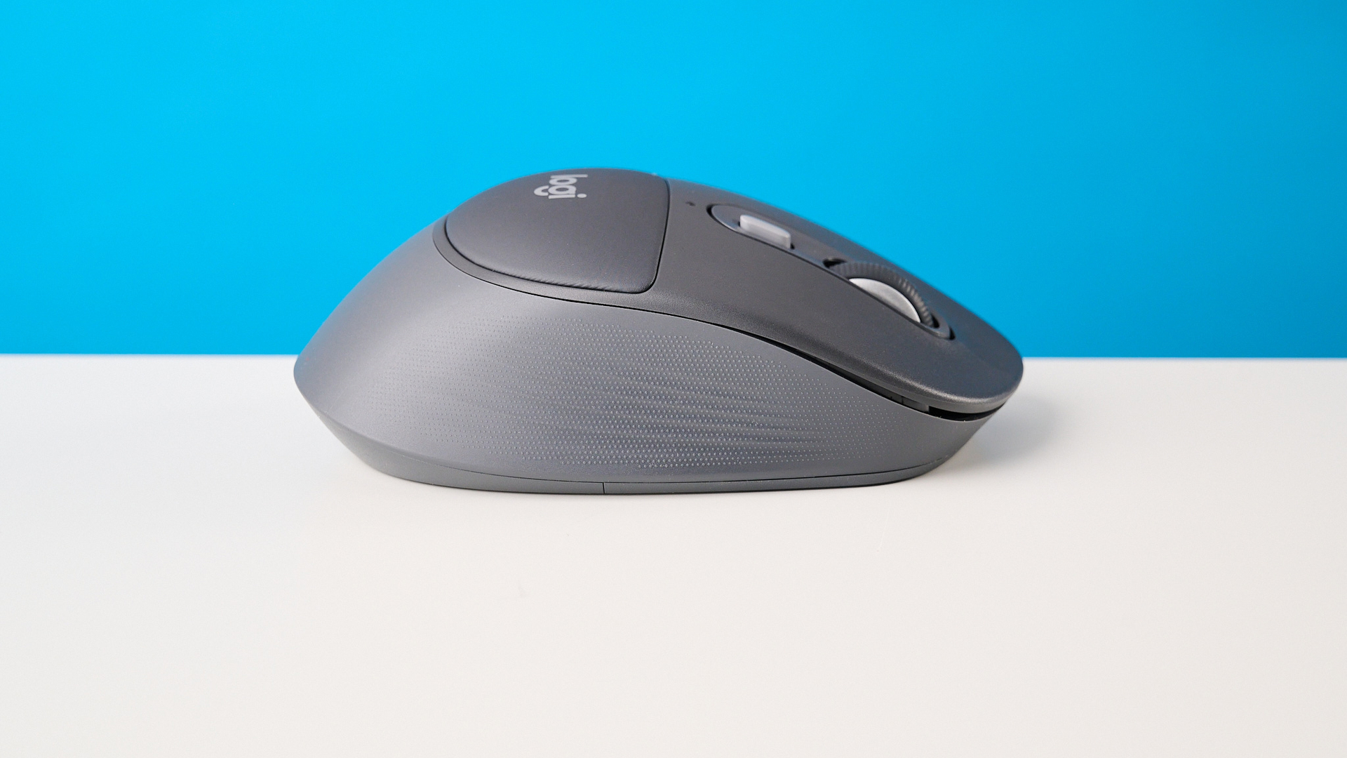 A Logitech Signature Comfort Plus M850L mouse