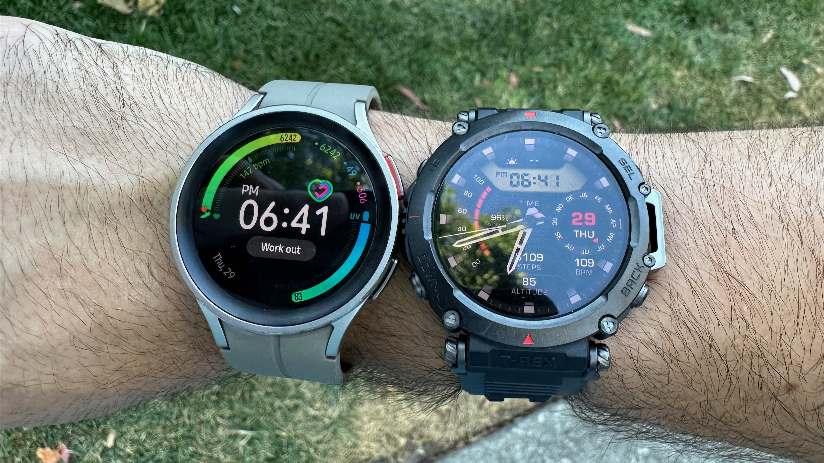 Galaxy Watch 5 Pro 和 Amazfit T-Rex Ultra 佩戴在同一手腕上，显示的步数相似。