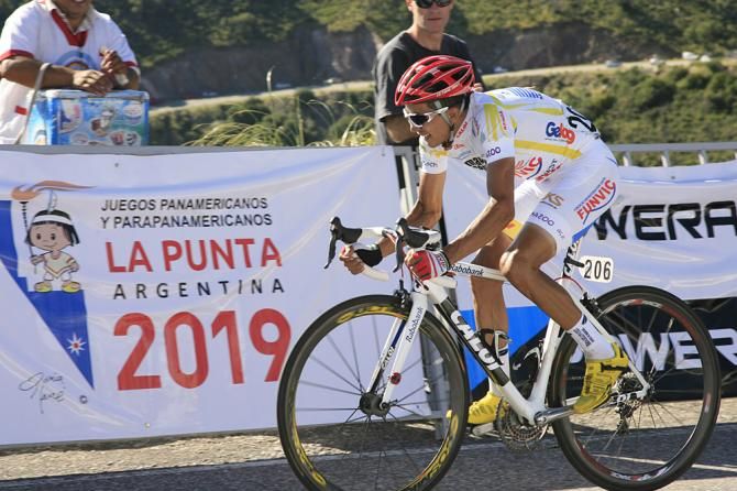 Alex Diniz (Funvic) rides to the stage win in Tour de San Luis