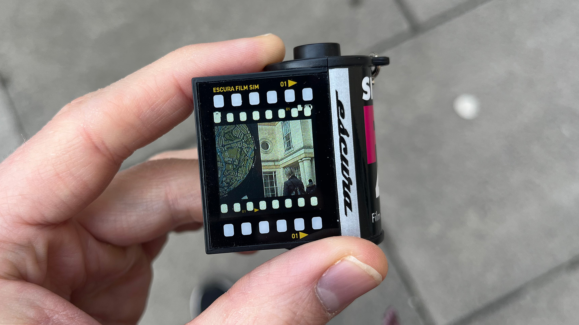 Escura SnapRoll in hand