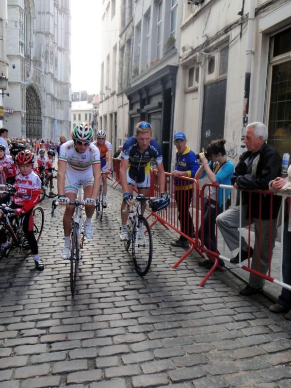 Filippo Pozzato (Katusha) and Bobbie Traksel (Vacansoleil) chat on their way to the start