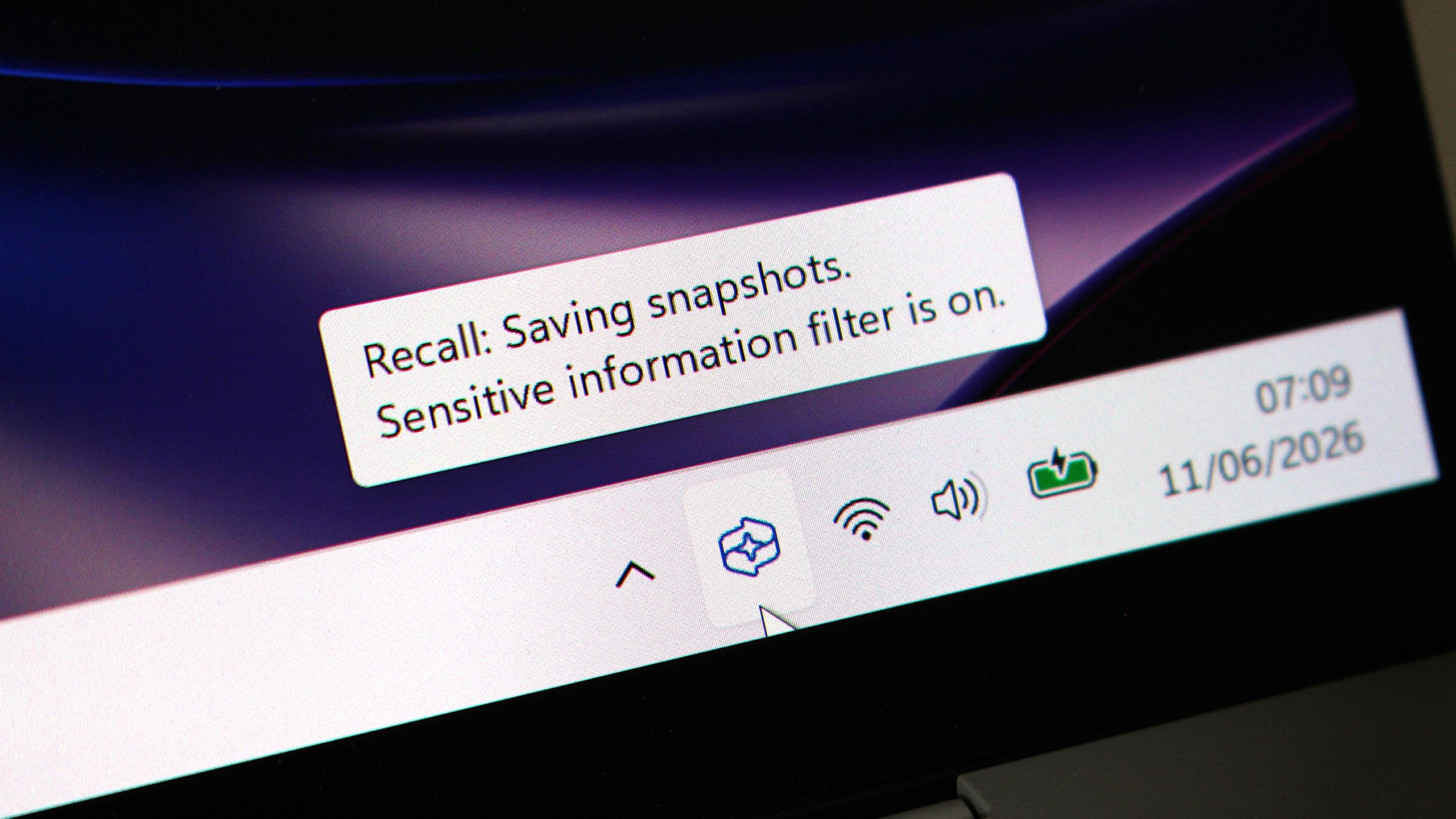 Recall symbol highlighted on Taskbar with prompt confirming Recall is activated