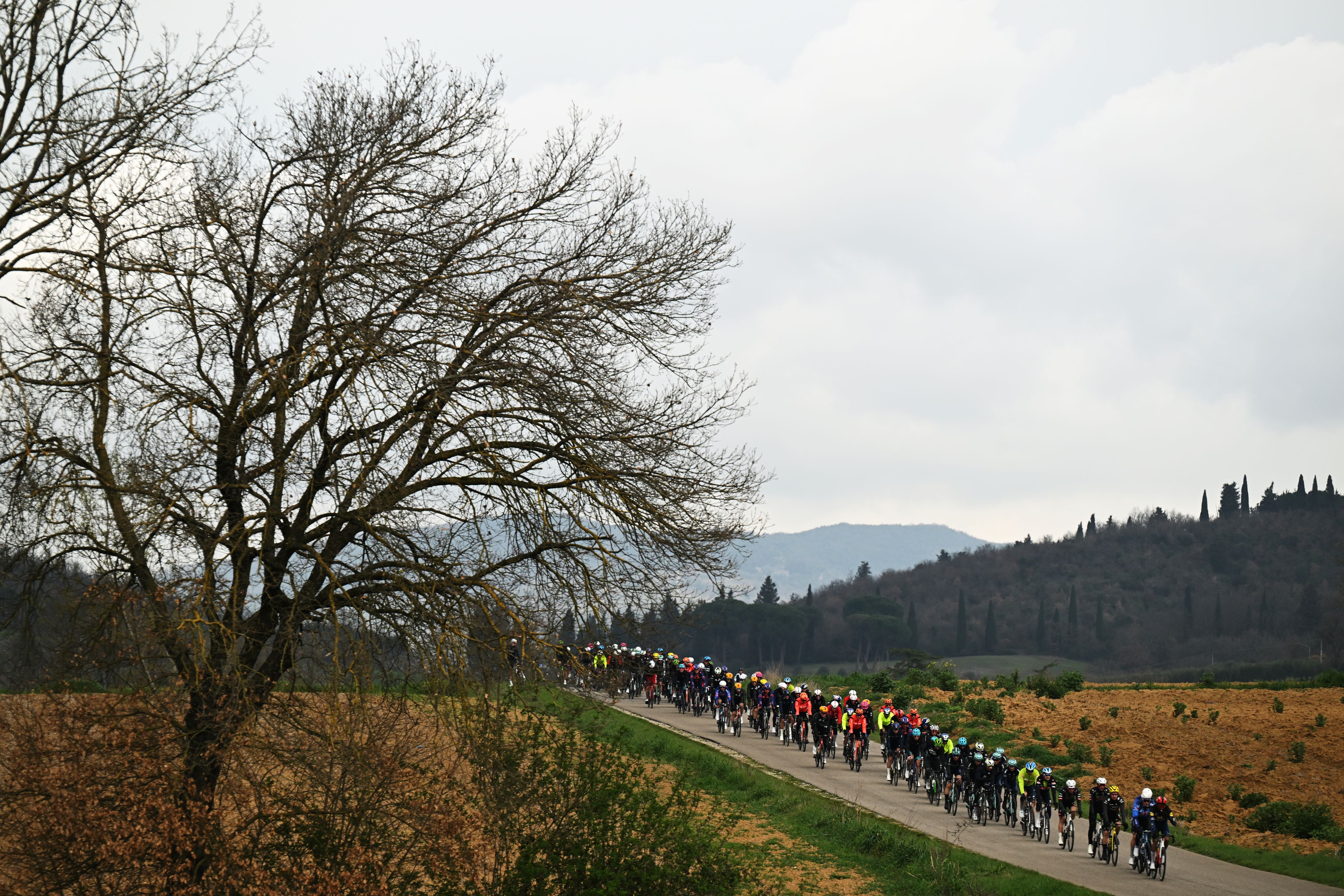 Tirreno-Adriatico stage 3 LIVE - Solo breakaway holds decent gap over peloton in very wet conditions 