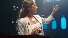 Plaud NotePin S on a presenter (woman)