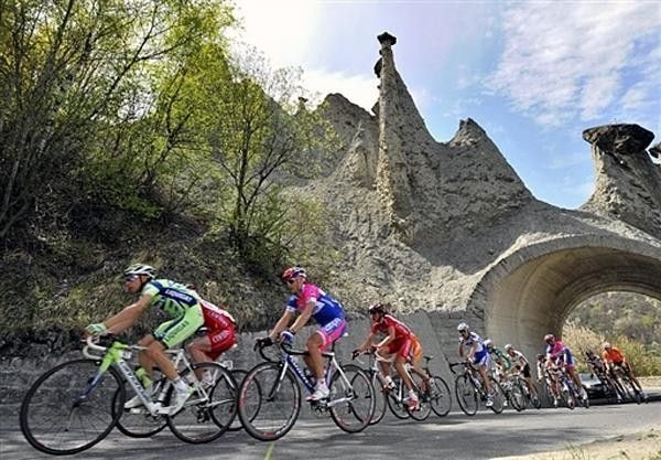 The pack passes by the pyramid of Euseigne,
