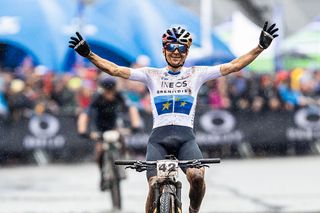 Tom Pidcock prevails in tight battle with Dubau in Nove Mesto World Cup