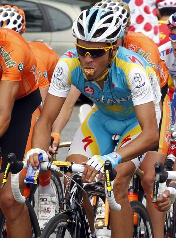 Alberto Contador captured mid-lunch.