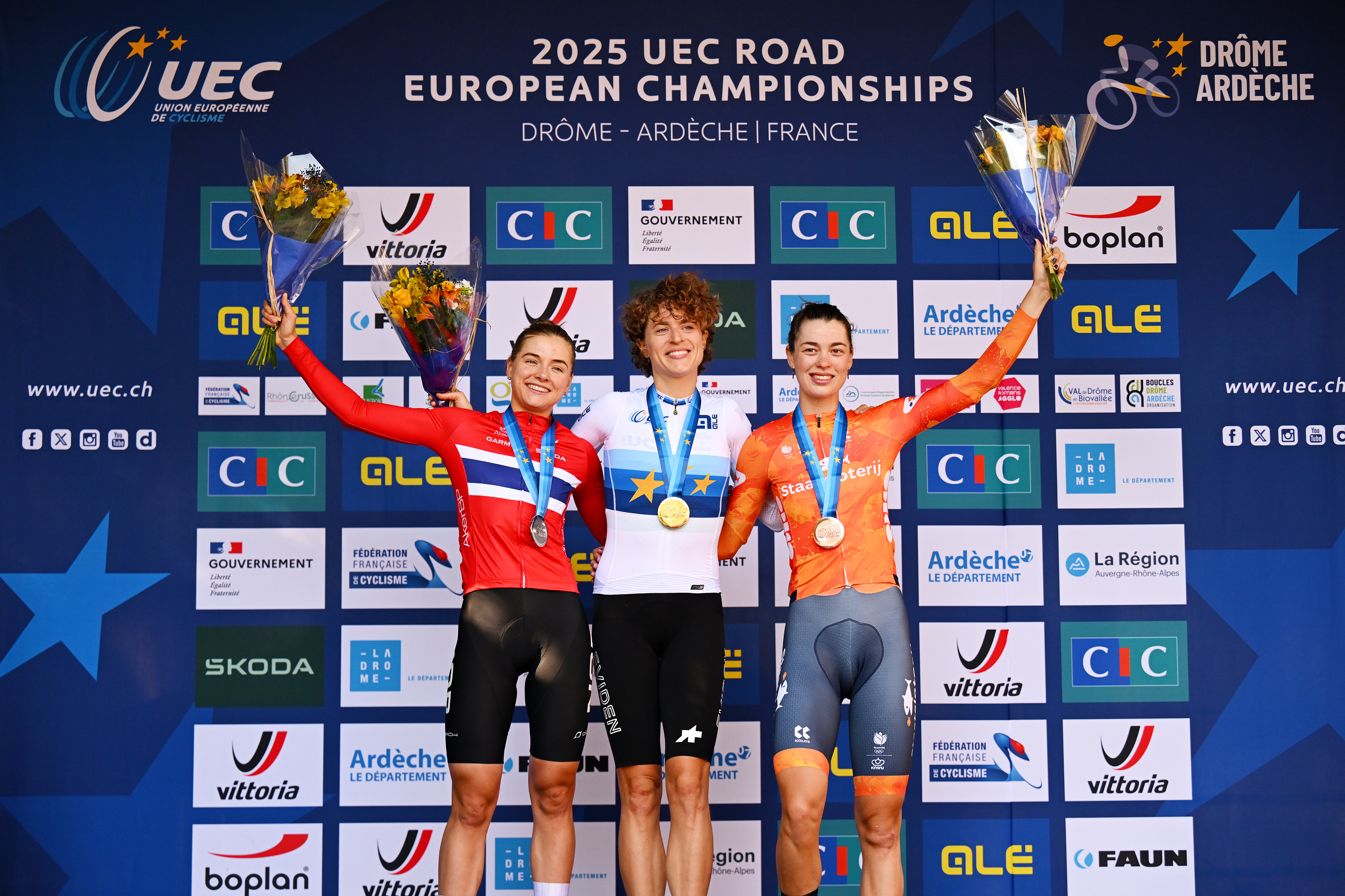 Marlen Reusser on the podium after winning the European Championships time trial 2025