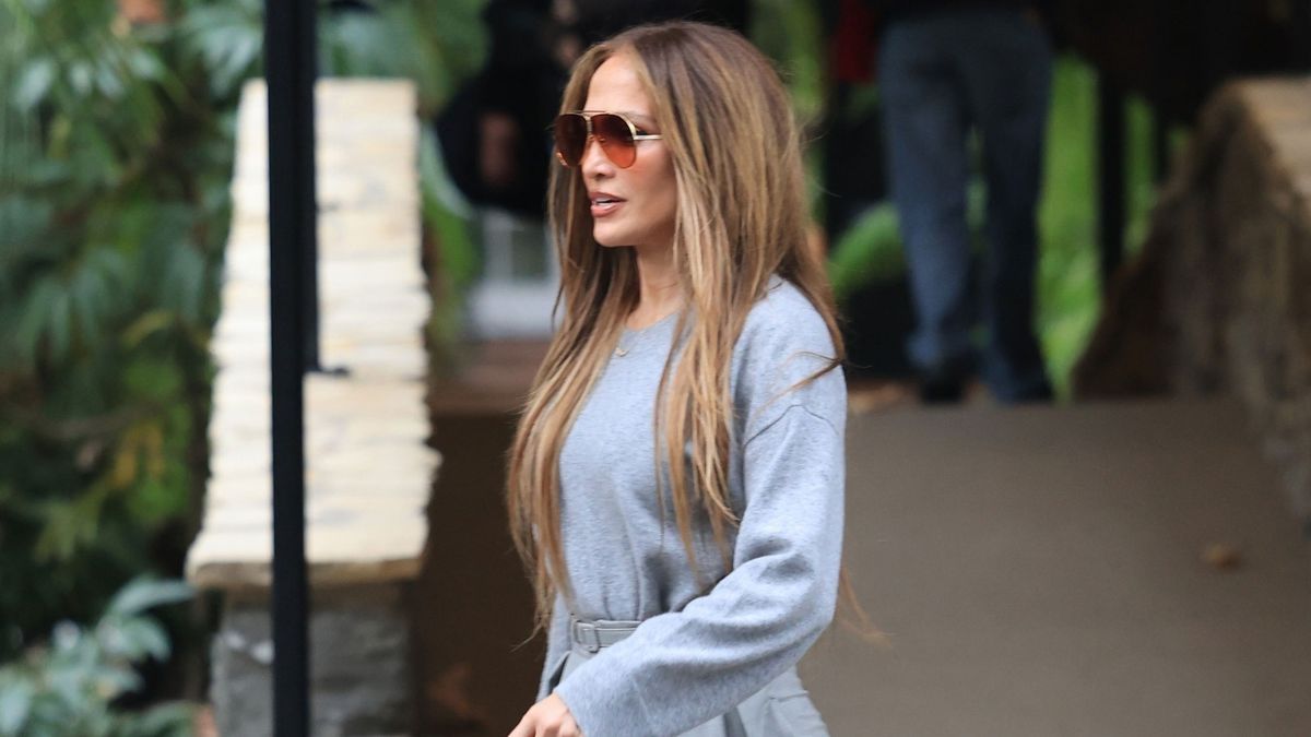 What Shoes Look Best With Extra–Wide-Leg Pants? Jennifer Lopez Has Your Answer