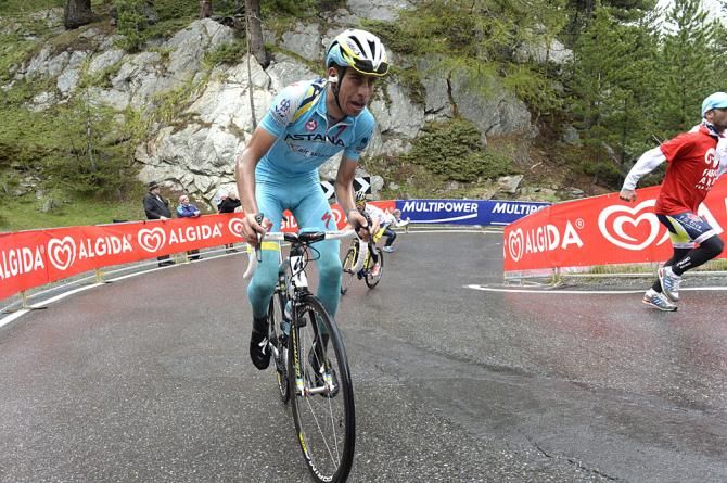Fabio Aru (Astana) digs deep on the final climb