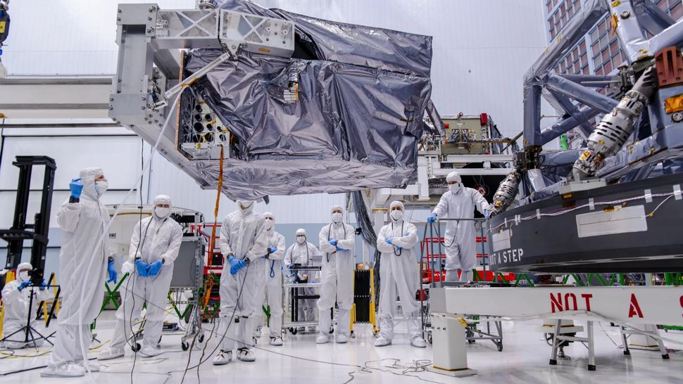 O Coronógrafo Roman é integrado ao Transportador de Instrumentos para o Telescópio Espacial Nancy Grace Roman da NASA em uma sala limpa no Centro de Voo Espacial Goddard da NASA em Greenbelt, Md., em outubro de 2024. (Crédito da imagem: NASA/Sydney Rohde)