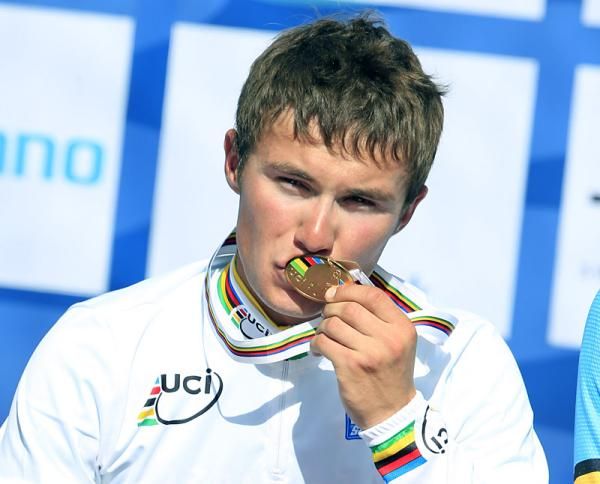 Alexey Lutsenko (Kazakhstan) with his world championship gold medal.