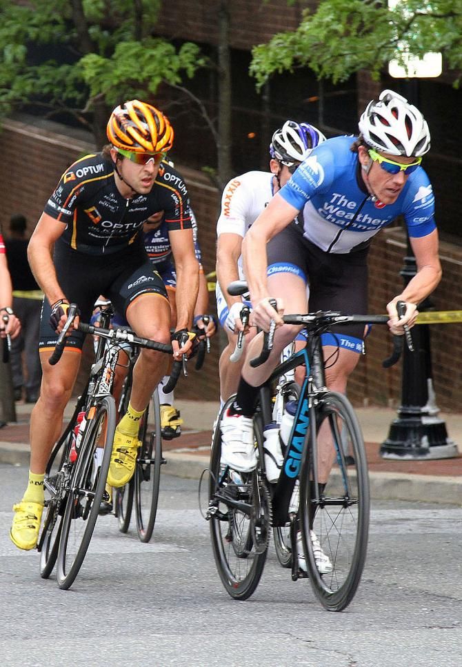 John Minturn (The Weather Channel) makes a good effort to chase down the lead group