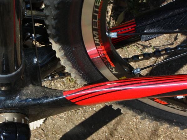 As is often the case, mud clearance at the bottom bracket is generous in the radial direction but a bit tight to the sides The narrow chain stay shape in that area, however, means that most mud is cleanly sliced off, anyway