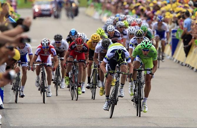 Matthew Goss (Orica - GreenEDGE) goes up against Peter Sagan (Liquigas - Cannondale) for points behind the breakaway