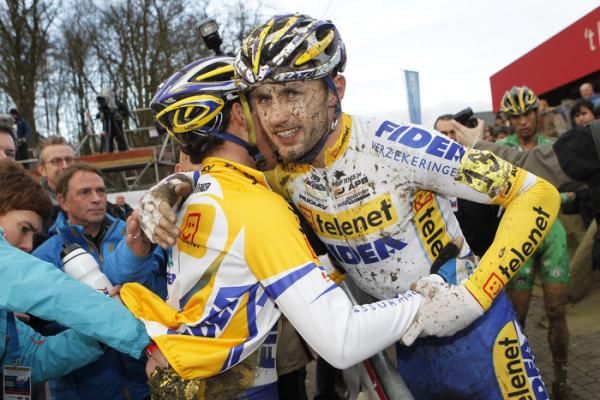 Tom Meeusen congratulates teammate Rob Peeters after the latter made the podium