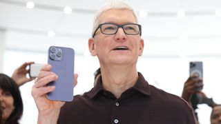 Tim Cook mit dem iPhone 14