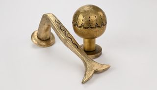 Fish-tail-style bronze handle and rounded door knob