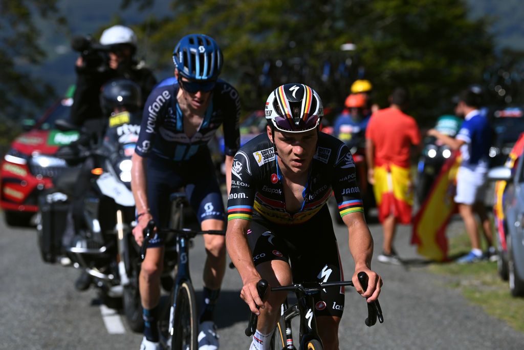 LARRABELAGUA SPAIN SEPTEMBER 09 LR Romain Bardet of France and Team DSM Firmenich and Remco Evenepoel of Belgium and Team Soudal Quick Step compete in the breakaway during the 78th Tour of Spain 2023 Stage 14 a 1562km stage from SauveterredeBarn to LarraBelagua 1588m UCIWT on September 09 2023 in LarraBelagua Spain Photo by Tim de WaeleGetty Images