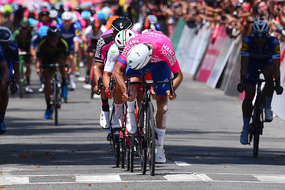 Fernando Gaviria (Quick-Step Floors) checks his rivals during stage 3 at Colombia Oro y Paz