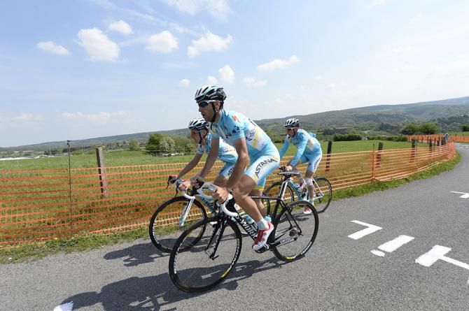 Vincenzo Nibali and Astana get a first hand look at La Redoute