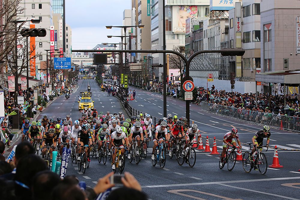 The peloton races through the streets of Utsunomiya