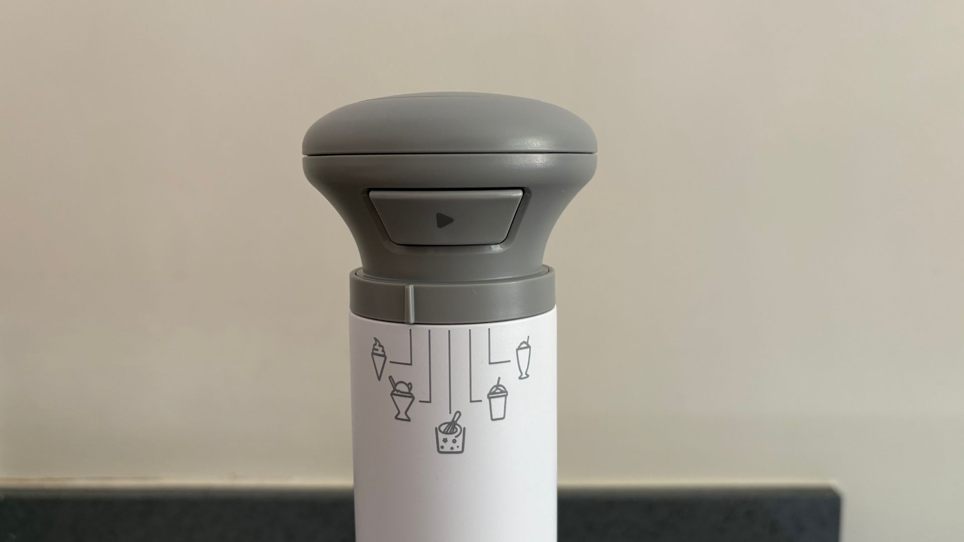 Cuisinart Freeze Wand Ice Cream Maker controls