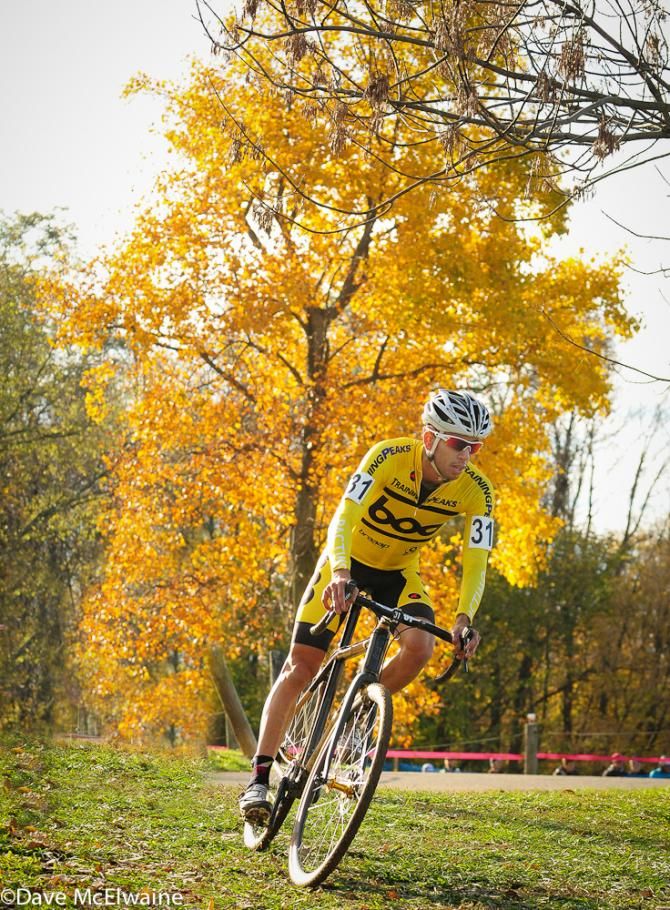 Rotem Ishay (Boo Bicycles) eyeing the long descent into the woods
